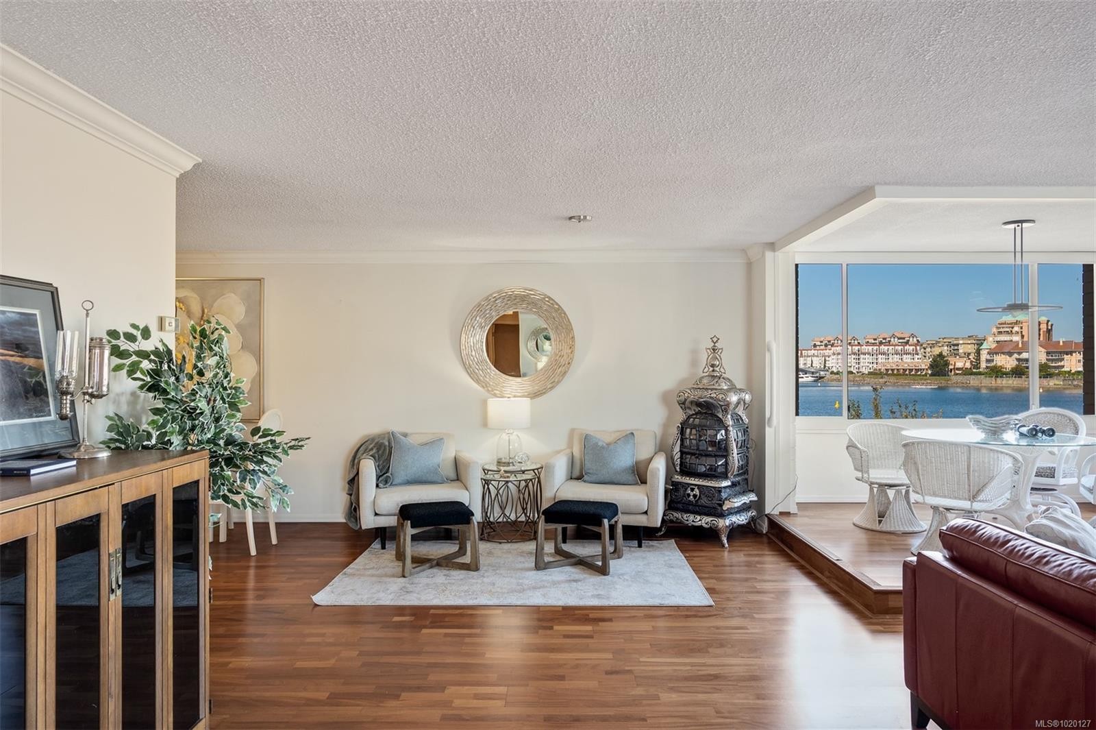201-640 Montreal St, Victoria, BC - Indoor Photo Showing Living Room