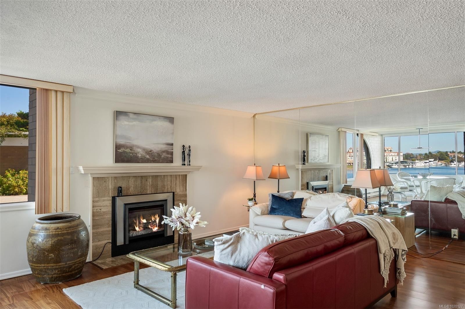 201-640 Montreal St, Victoria, BC - Indoor Photo Showing Living Room With Fireplace