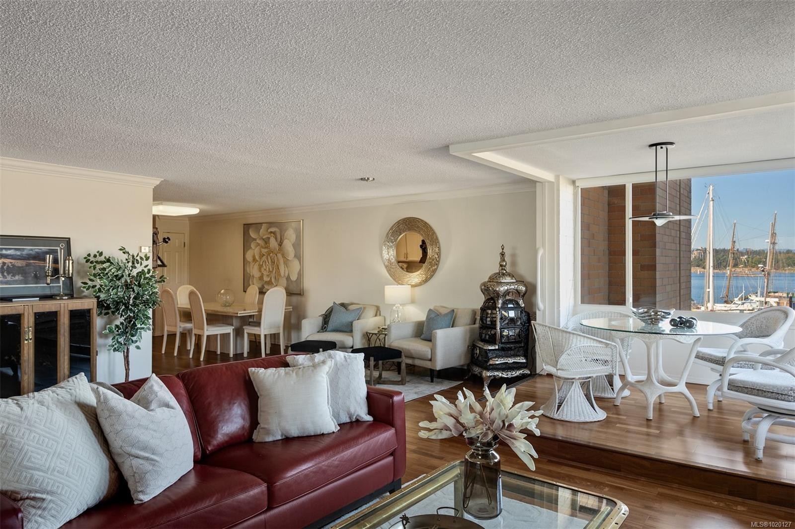 201-640 Montreal St, Victoria, BC - Indoor Photo Showing Living Room