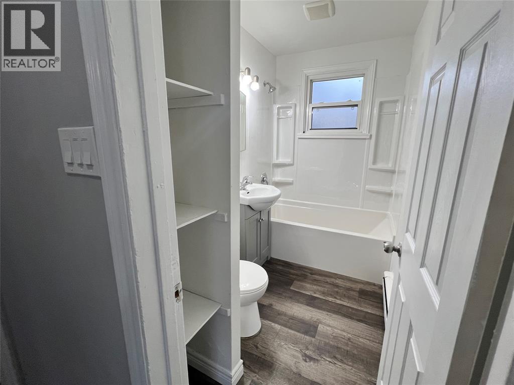 537 Confederation Street, Sarnia, ON - Indoor Photo Showing Bathroom