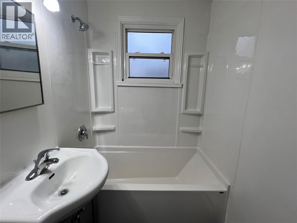 537 Confederation Street, Sarnia, ON - Indoor Photo Showing Bathroom