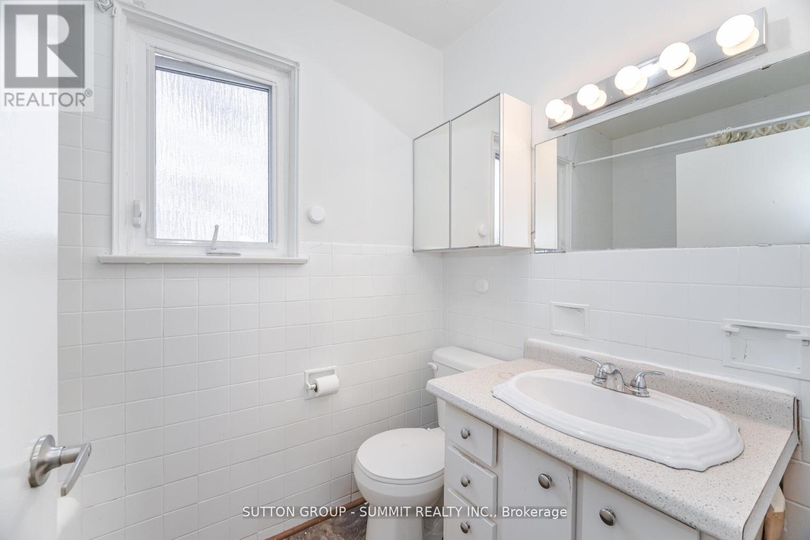 56 Ash Crescent, Toronto, ON - Indoor Photo Showing Bathroom