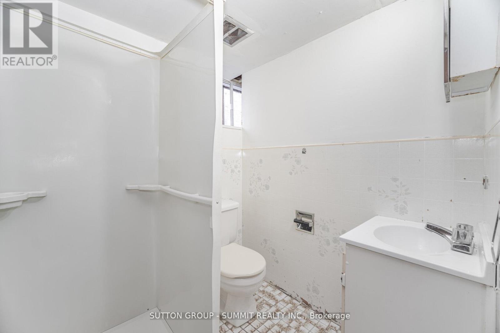 56 Ash Crescent, Toronto, ON - Indoor Photo Showing Bathroom