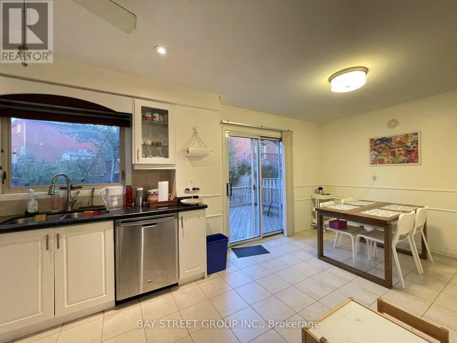 4255 Wakefield Crescent, Mississauga, ON - Indoor Photo Showing Kitchen With Double Sink