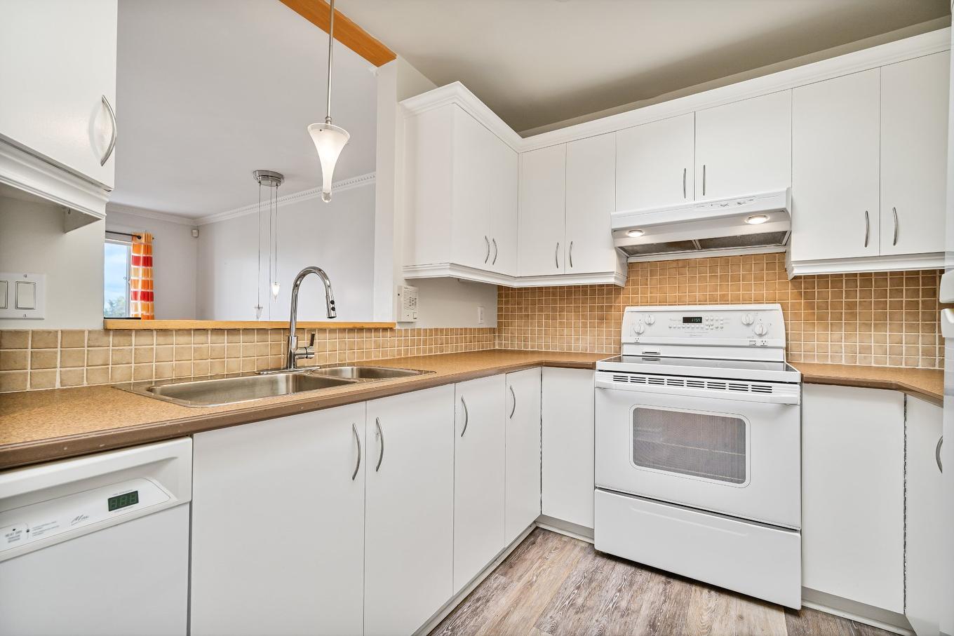 Kitchen - 9623 Rue Bellerive, Montréal (Mercier/Hochelaga-Maisonneuve), QC - Indoor Photo Showing Kitchen With Double Sink
