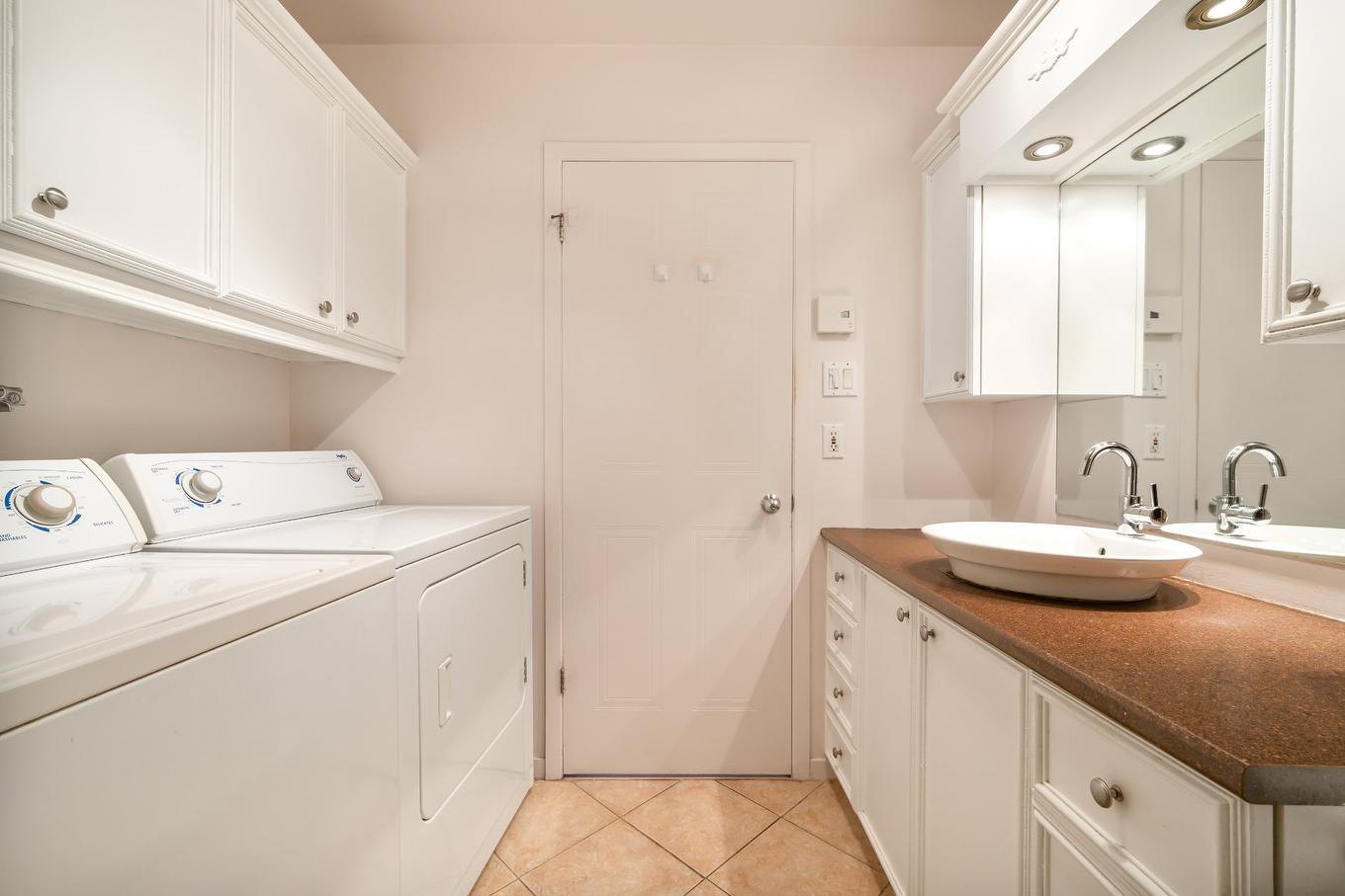 Bathroom - 9623 Rue Bellerive, Montréal (Mercier/Hochelaga-Maisonneuve), QC - Indoor Photo Showing Laundry Room