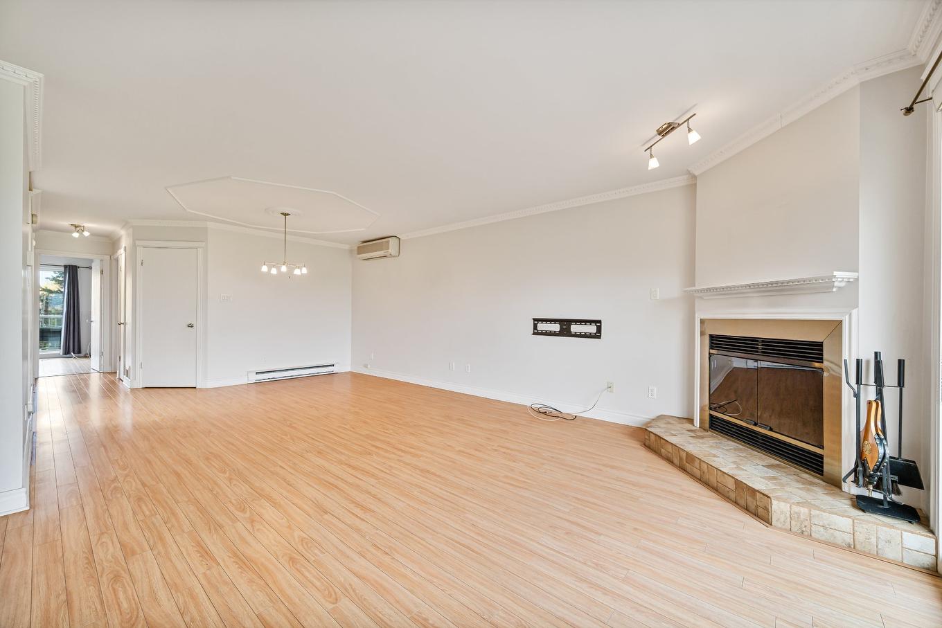 Living room - 9623 Rue Bellerive, Montréal (Mercier/Hochelaga-Maisonneuve), QC - Indoor With Fireplace