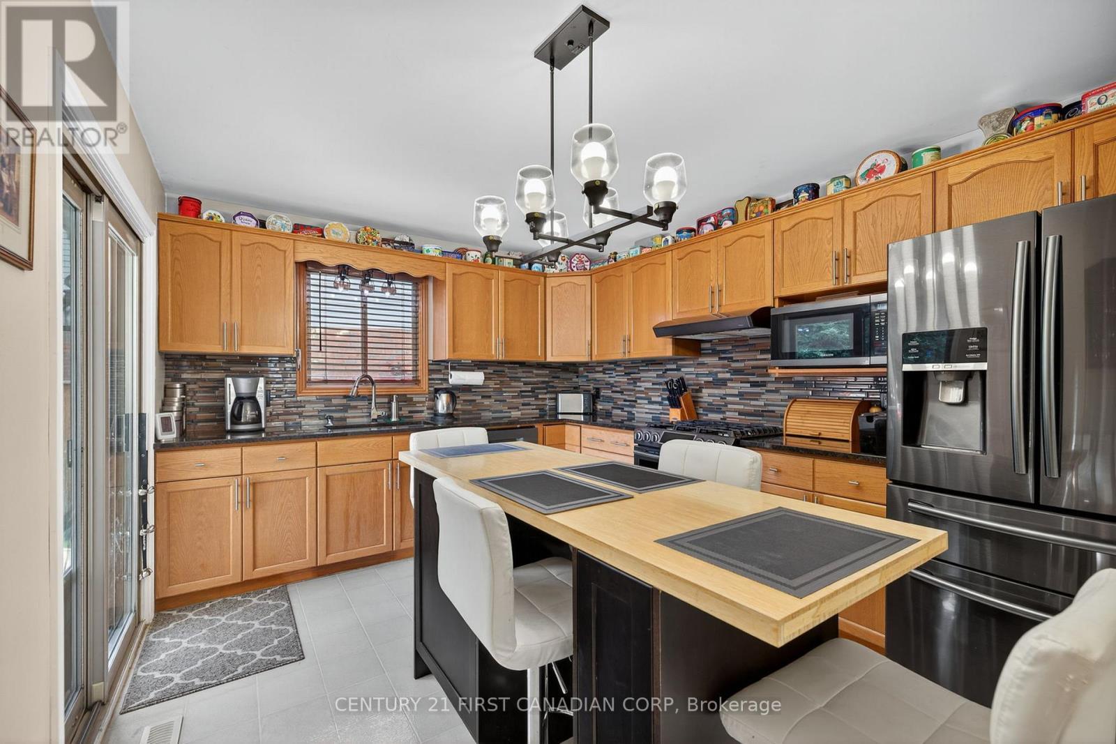 19 Hemlock Boulevard, Strathroy-Caradoc (Se), ON - Indoor Photo Showing Kitchen