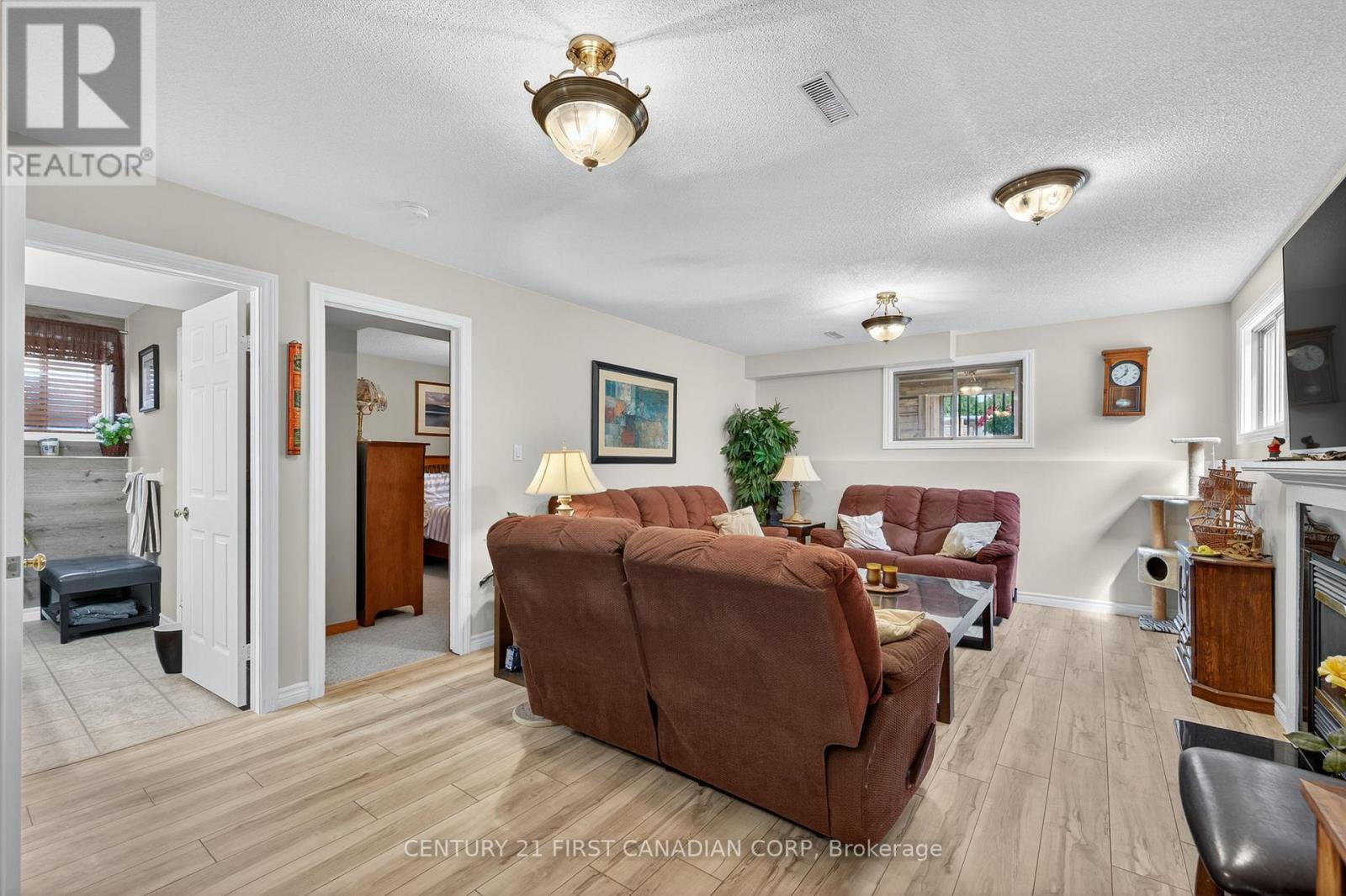 19 Hemlock Boulevard, Strathroy-Caradoc (Se), ON - Indoor Photo Showing Living Room