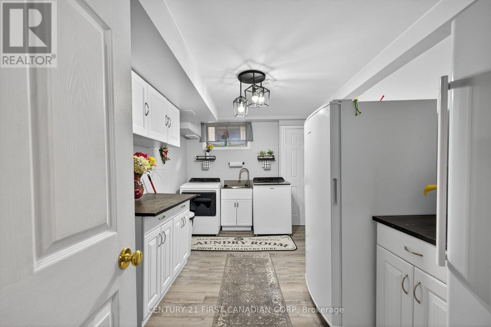 19 Hemlock Boulevard, Strathroy-Caradoc (Se), ON - Indoor Photo Showing Kitchen