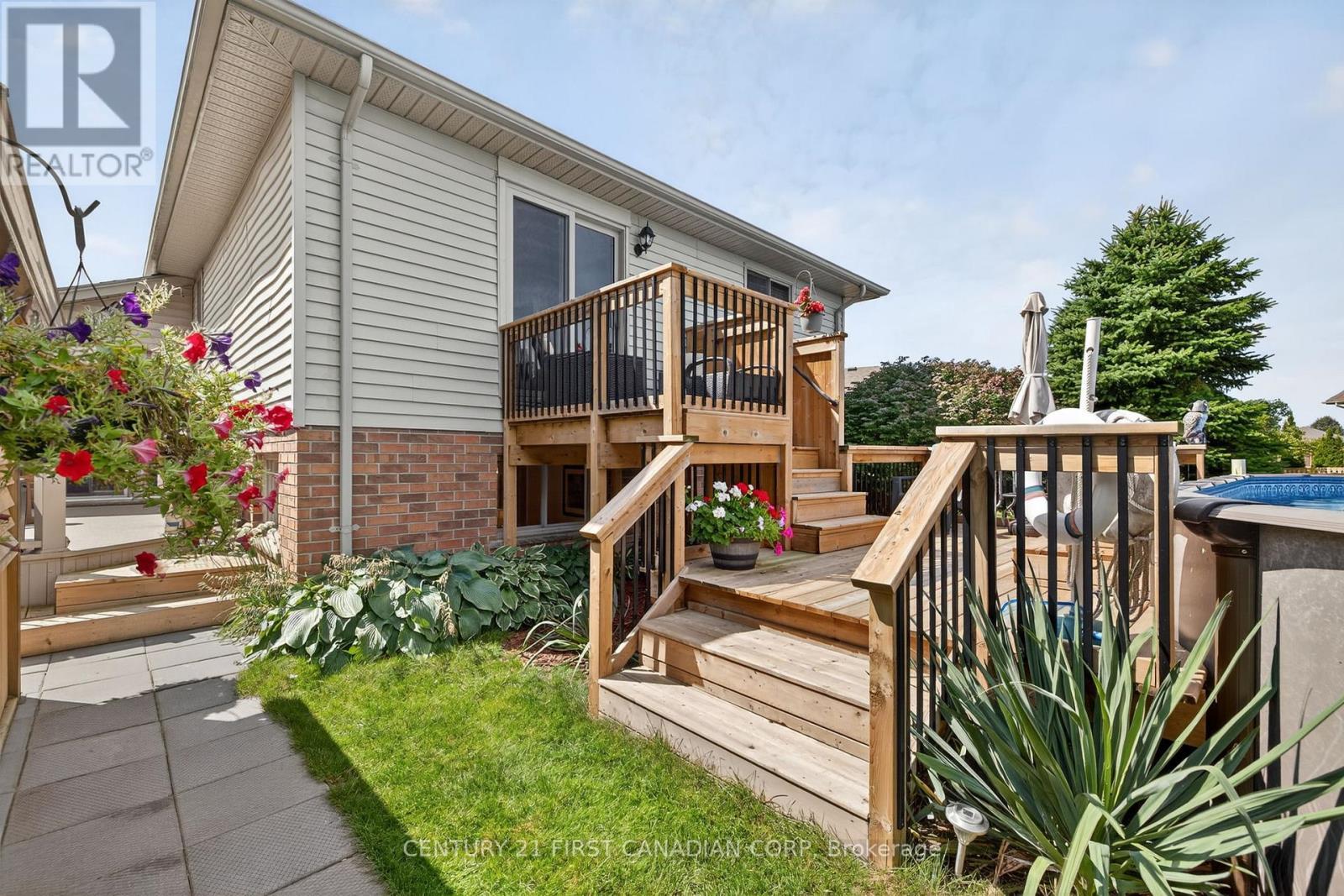 19 Hemlock Boulevard, Strathroy-Caradoc (Se), ON - Outdoor With Deck Patio Veranda With Exterior