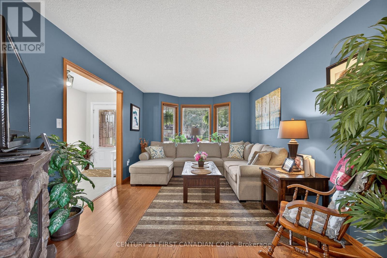 19 Hemlock Boulevard, Strathroy-Caradoc (Se), ON - Indoor Photo Showing Living Room