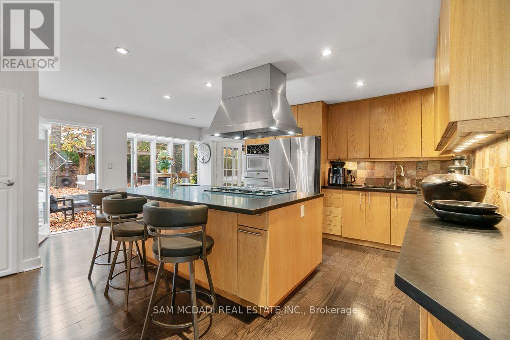988 Tennyson Avenue, Mississauga, ON - Indoor Photo Showing Kitchen