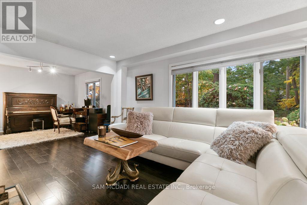 988 Tennyson Avenue, Mississauga, ON - Indoor Photo Showing Living Room