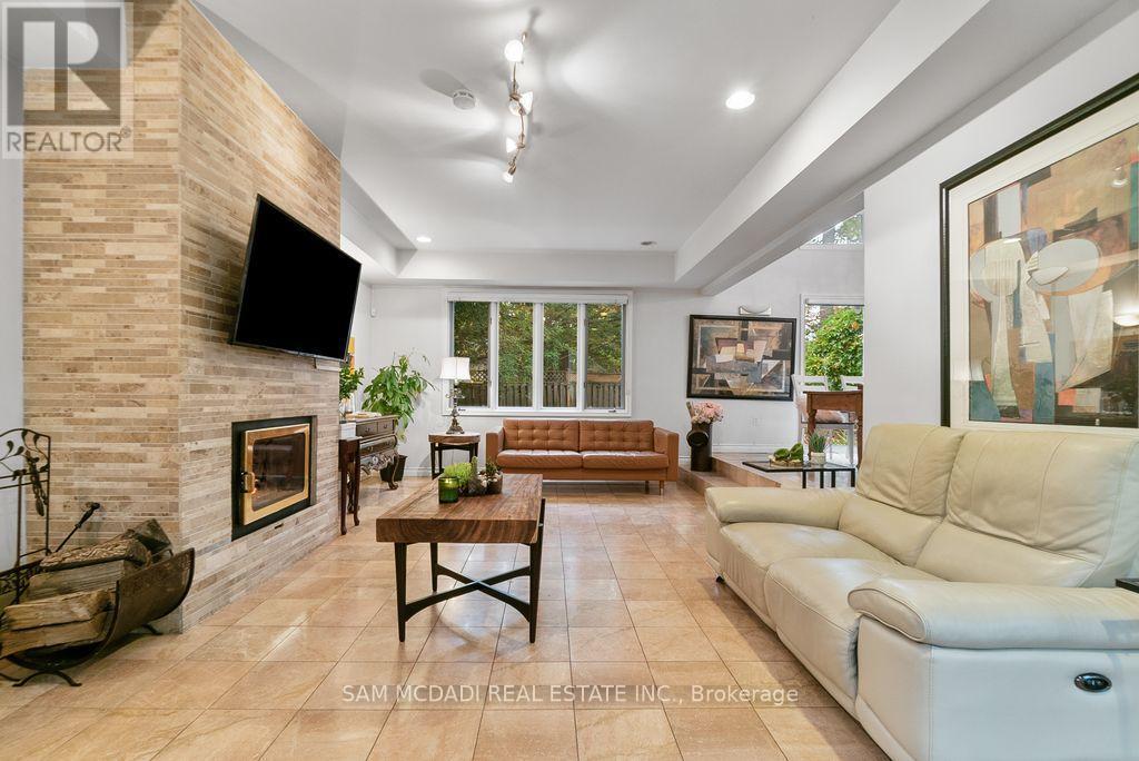 988 Tennyson Avenue, Mississauga, ON - Indoor Photo Showing Living Room With Fireplace