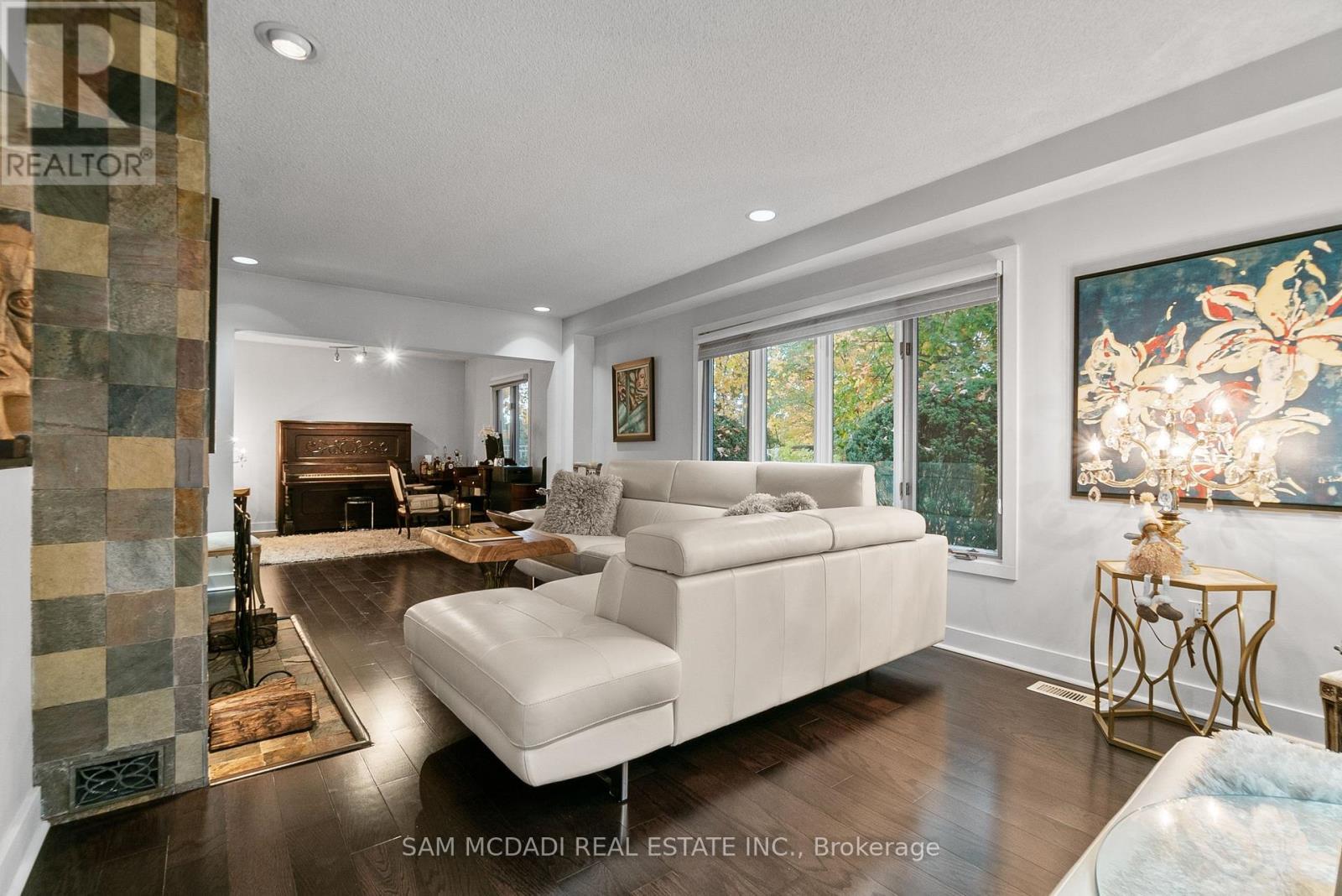 988 Tennyson Avenue, Mississauga, ON - Indoor Photo Showing Living Room