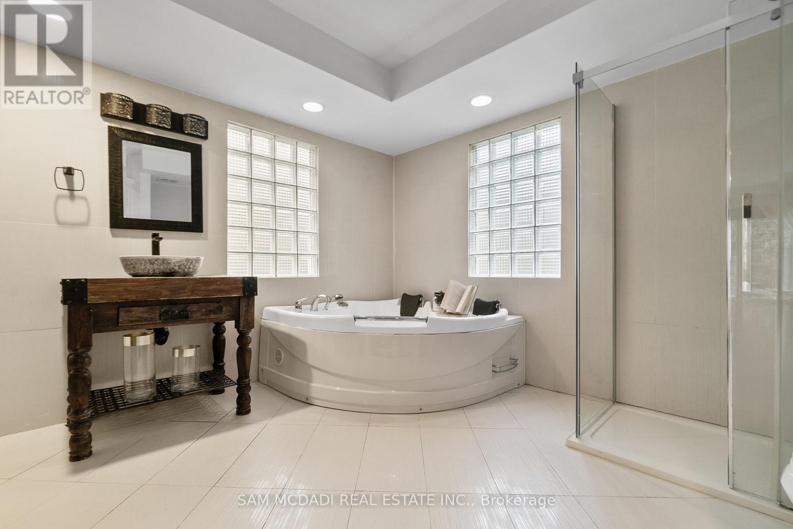 988 Tennyson Avenue, Mississauga, ON - Indoor Photo Showing Bathroom