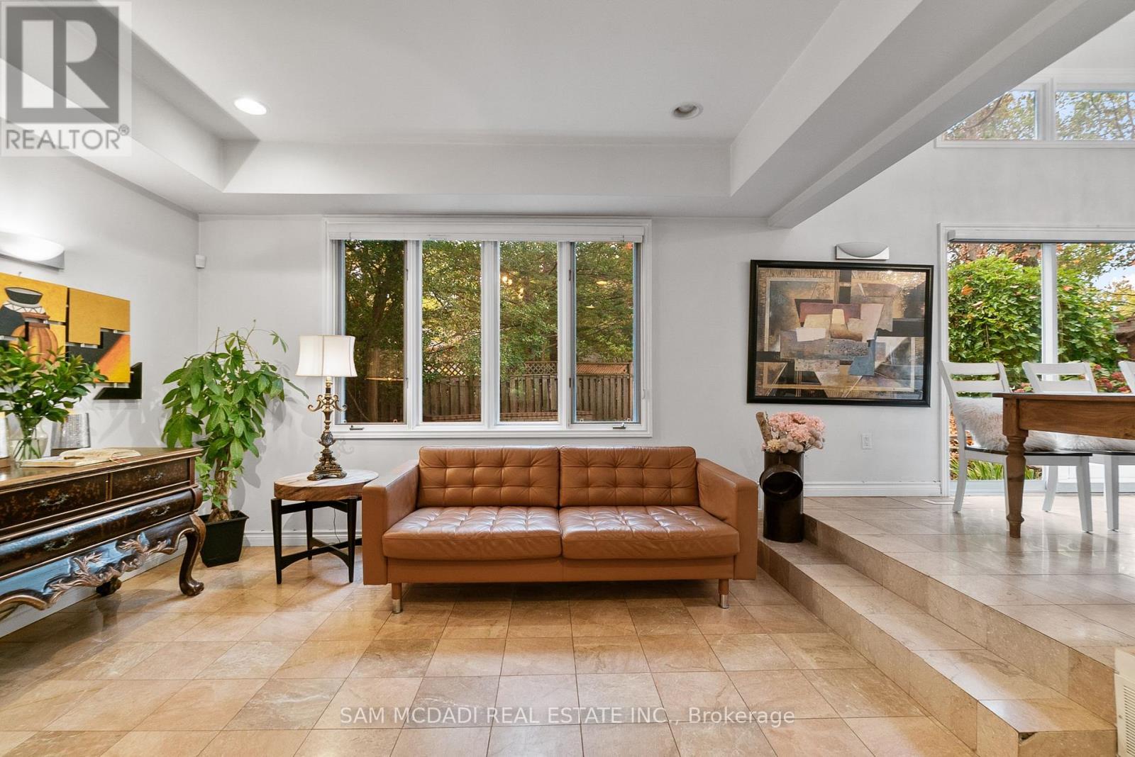 988 Tennyson Avenue, Mississauga, ON - Indoor Photo Showing Living Room