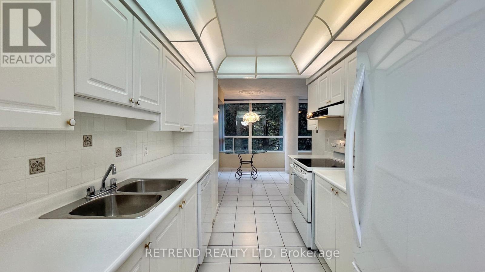 206 - 11 Townsgate Drive, Vaughan, ON - Indoor Photo Showing Kitchen With Double Sink