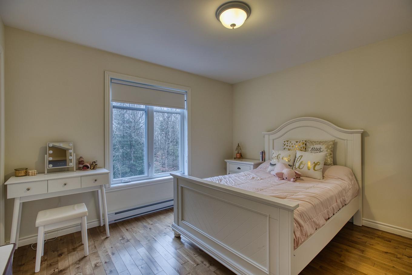 Bedroom - 67 Mtée Des Samares, Sainte-Agathe-Des-Monts, QC - Indoor Photo Showing Bedroom