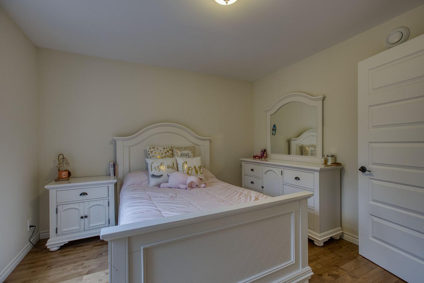 Bedroom - 67 Mtée Des Samares, Sainte-Agathe-Des-Monts, QC - Indoor Photo Showing Bedroom