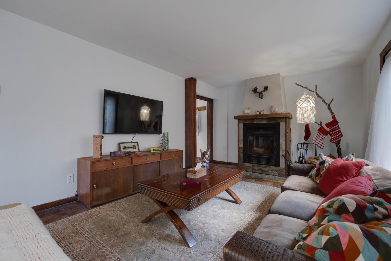 Salle familiale - 865 Côte St-Gabriel O., Saint-Sauveur, QC - Indoor Photo Showing Living Room With Fireplace