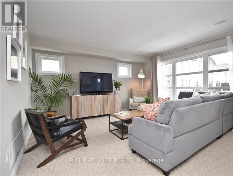 B - 314 Des Tilleuls Private, Ottawa, ON - Indoor Photo Showing Living Room