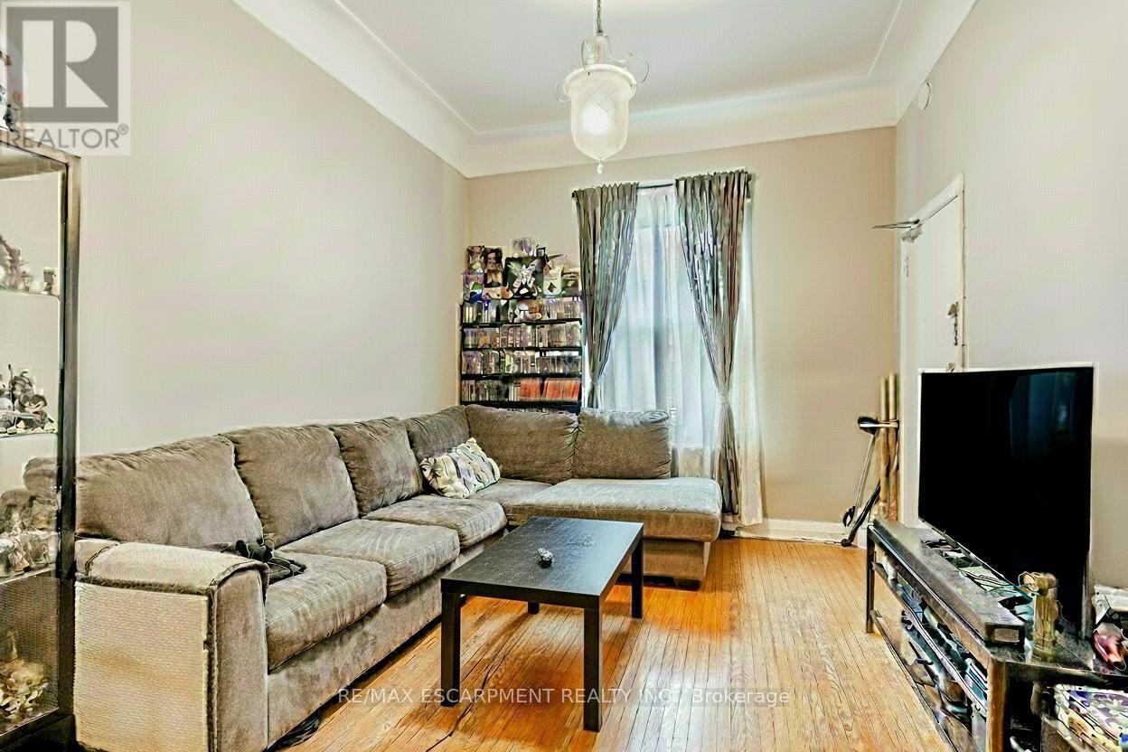 172 Markland Street, Hamilton, ON - Indoor Photo Showing Living Room