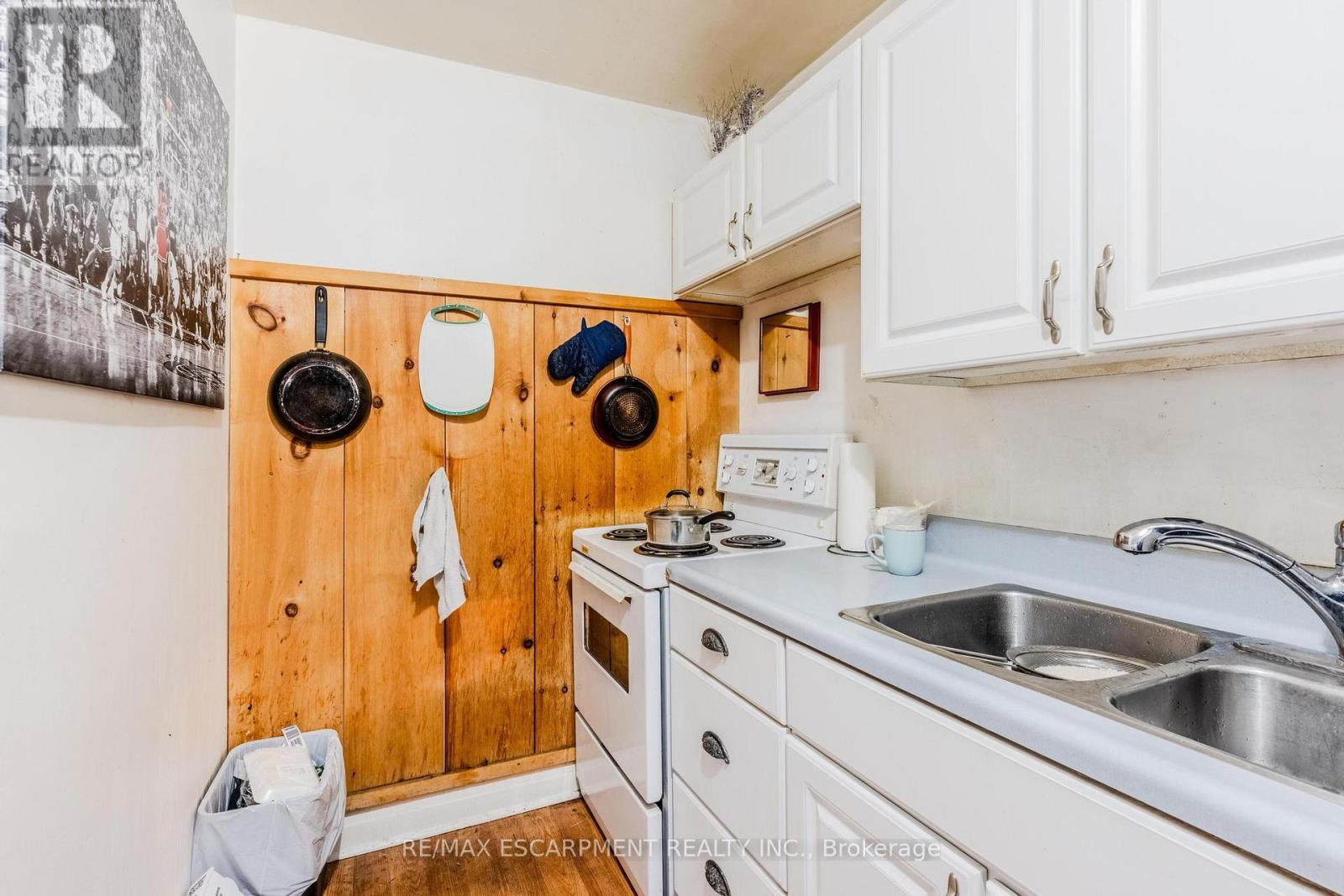 172 Markland Street, Hamilton, ON - Indoor Photo Showing Kitchen With Double Sink