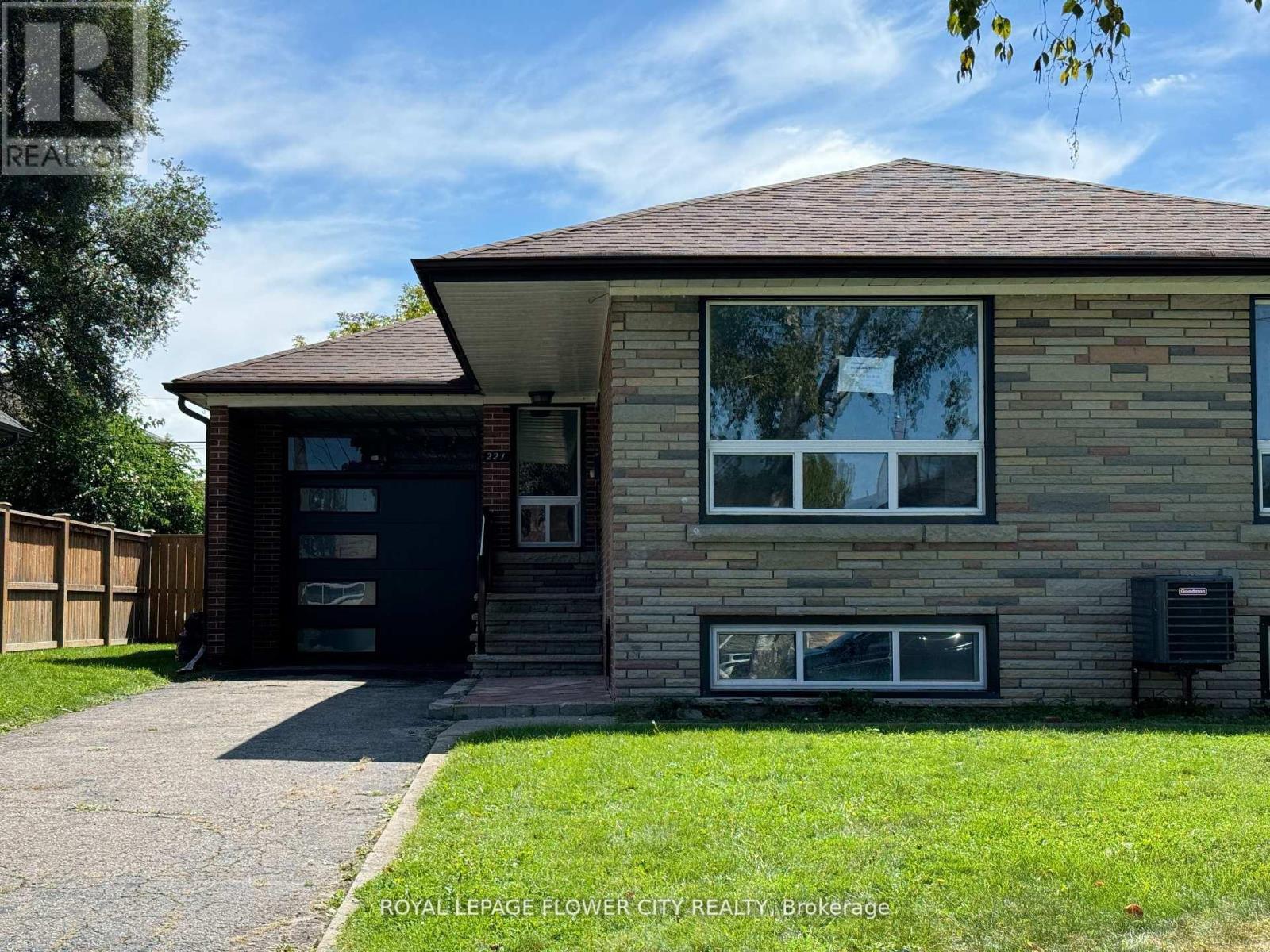 221 Acton Avenue, Toronto, ON - Outdoor