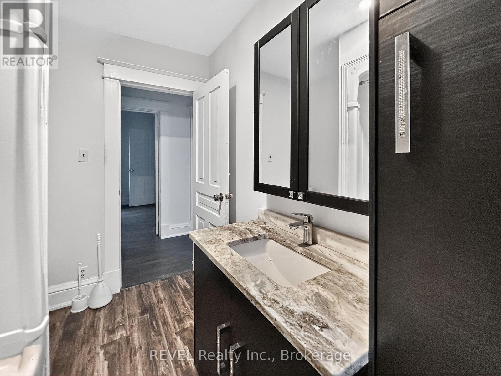 303 Merritt Street, St. Catharines (Oakdale), ON - Indoor Photo Showing Bathroom