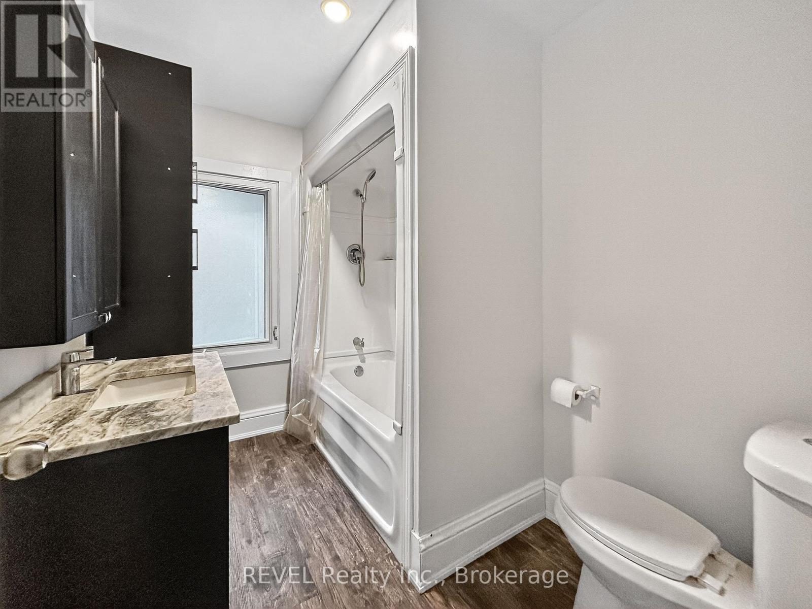 303 Merritt Street, St. Catharines (Oakdale), ON - Indoor Photo Showing Bathroom