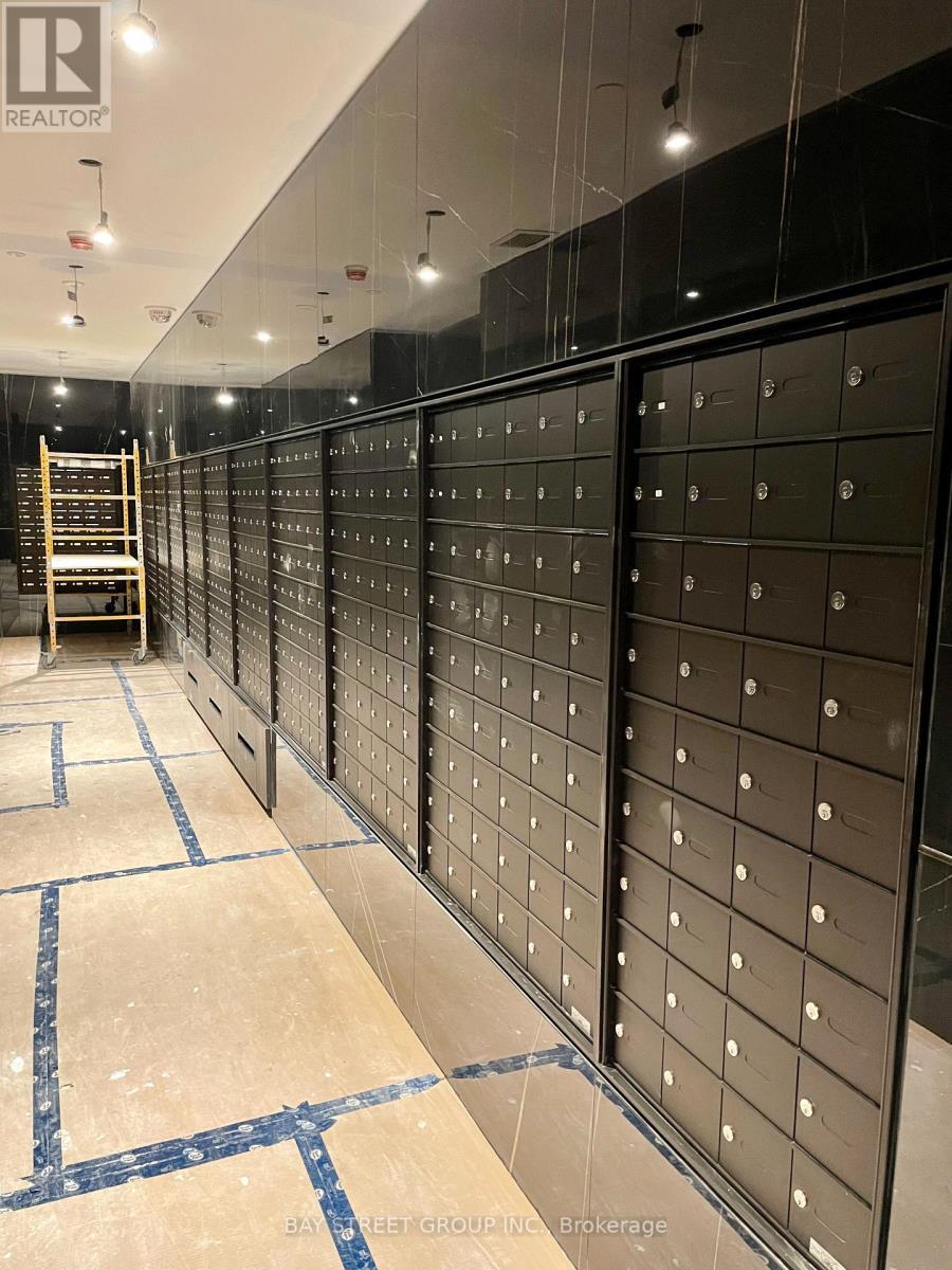 1814 - 11 Yorkville Avenue, Toronto, ON - Indoor Photo Showing Other Room