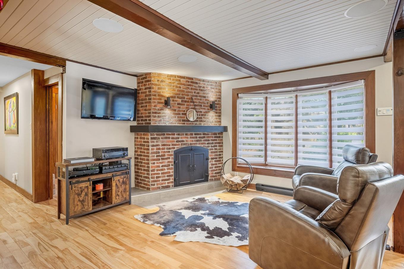 Living room - 21 Av. Léonie, Saint-Sauveur, QC - Indoor Photo Showing Living Room With Fireplace