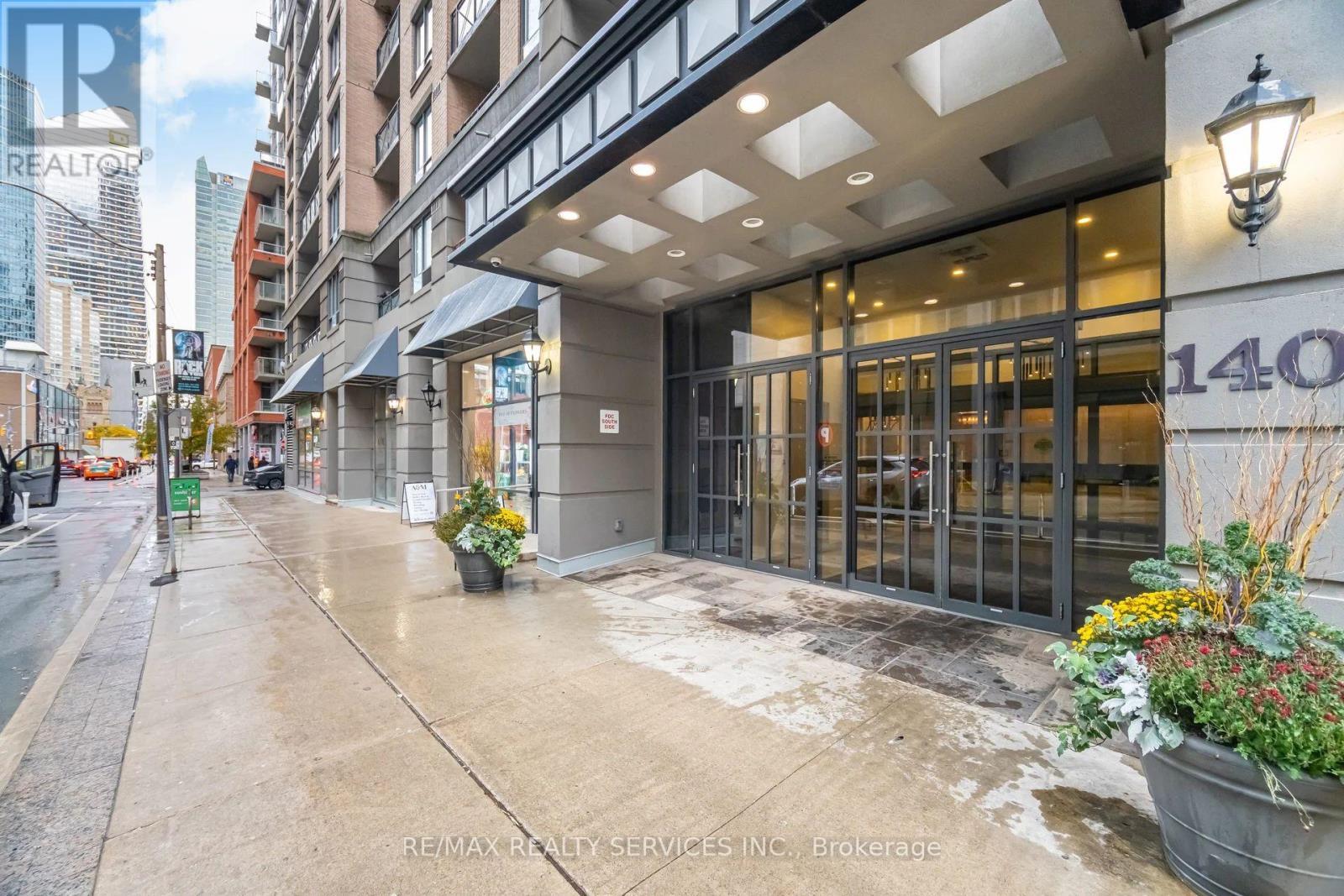 1012 - 140 Simcoe Street, Toronto, ON -