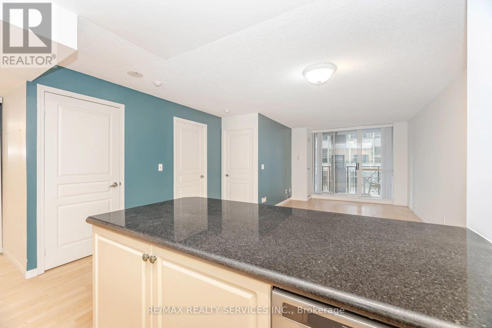 1012 - 140 Simcoe Street, Toronto, ON - Indoor Photo Showing Kitchen