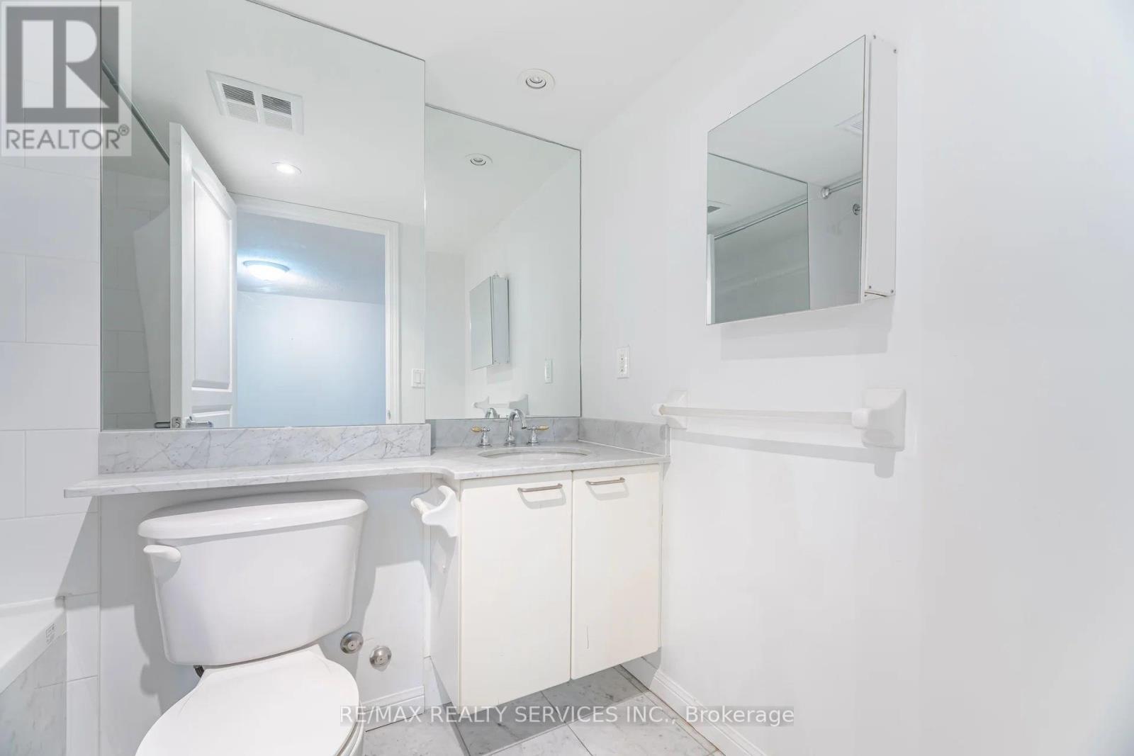 1012 - 140 Simcoe Street, Toronto, ON - Indoor Photo Showing Bathroom