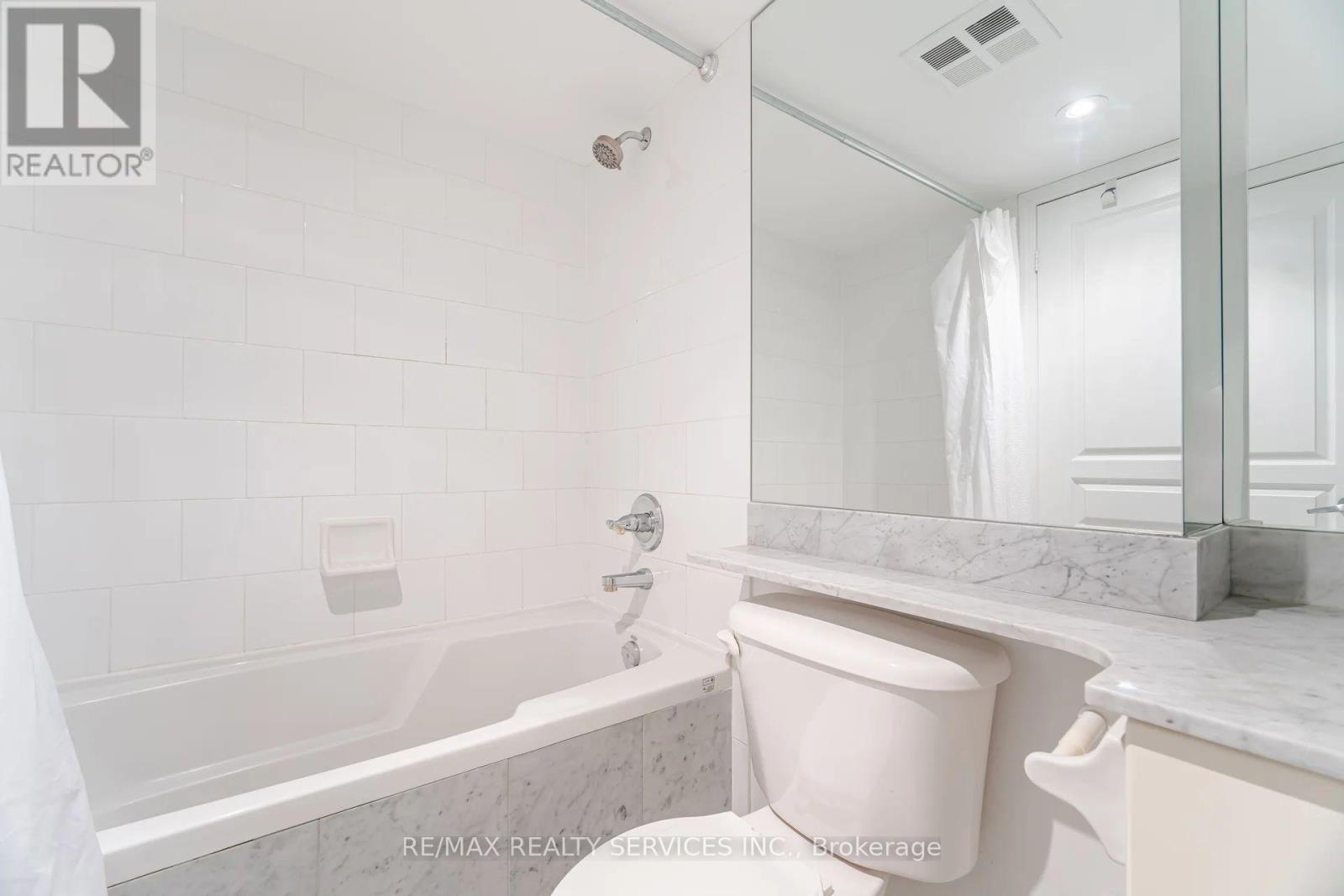 1012 - 140 Simcoe Street, Toronto, ON - Indoor Photo Showing Bathroom