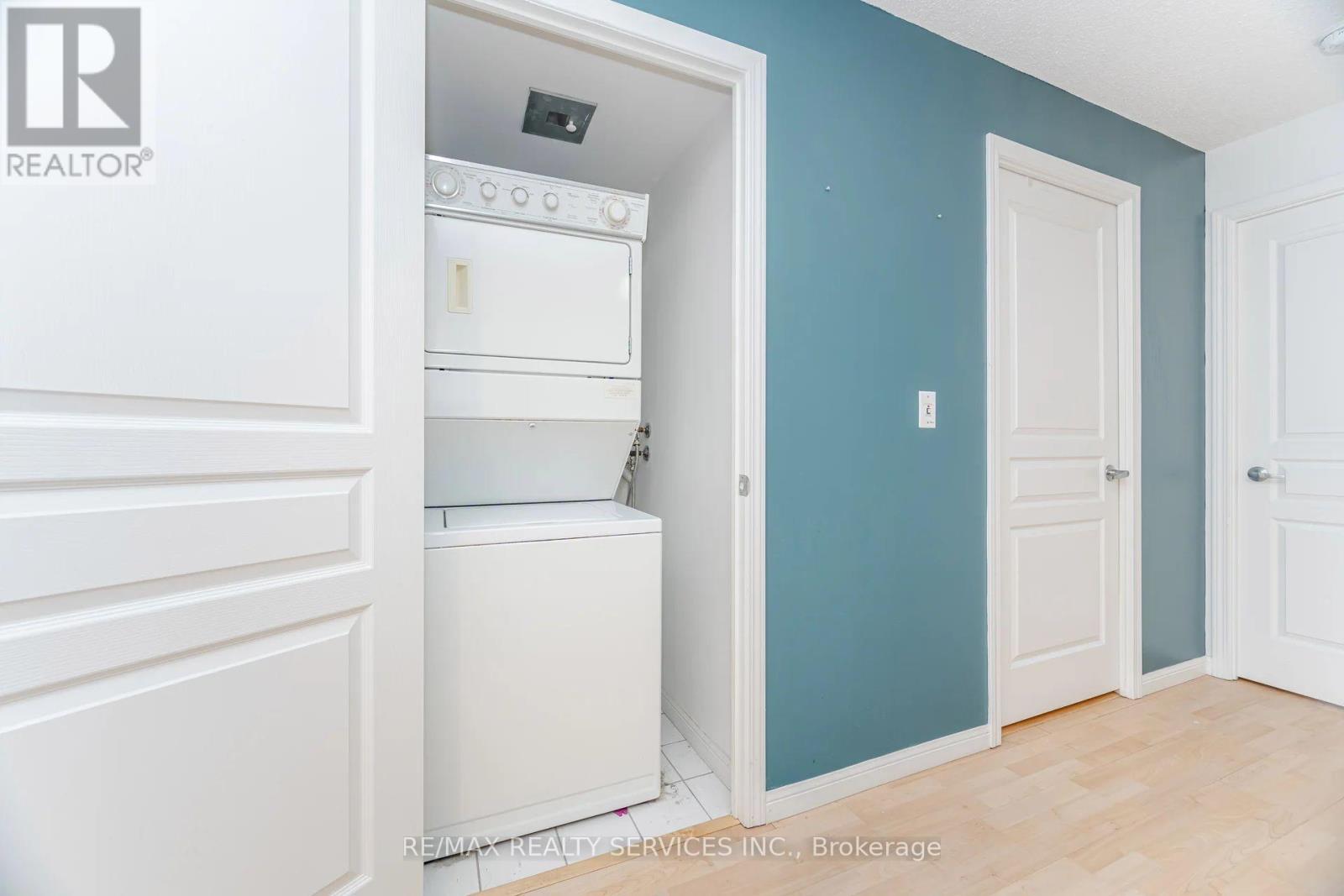 1012 - 140 Simcoe Street, Toronto, ON - Indoor Photo Showing Laundry Room