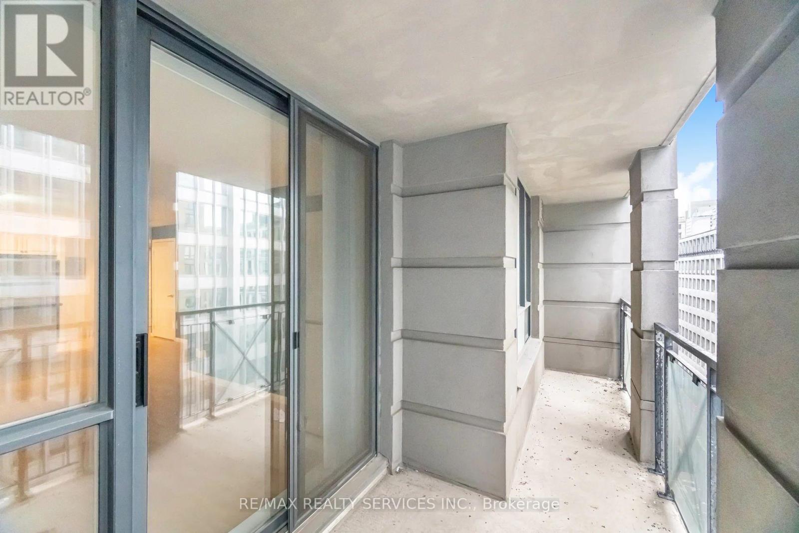 1012 - 140 Simcoe Street, Toronto, ON - With Exterior