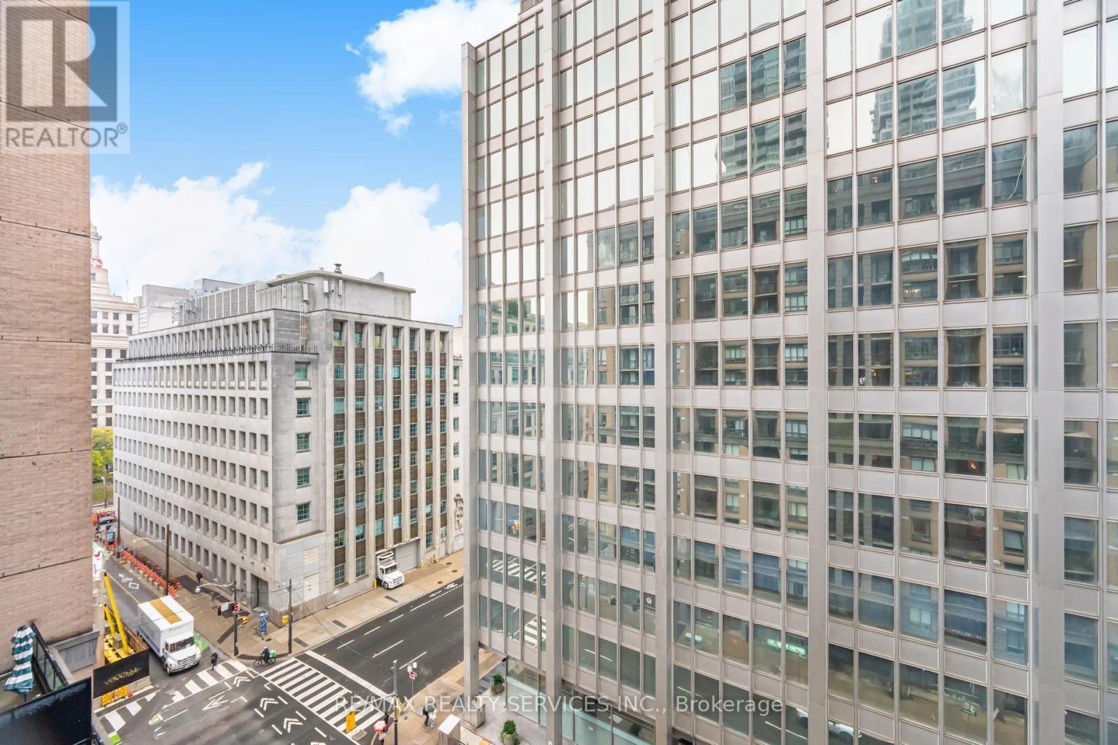 1012 - 140 Simcoe Street, Toronto, ON - Outdoor With Facade