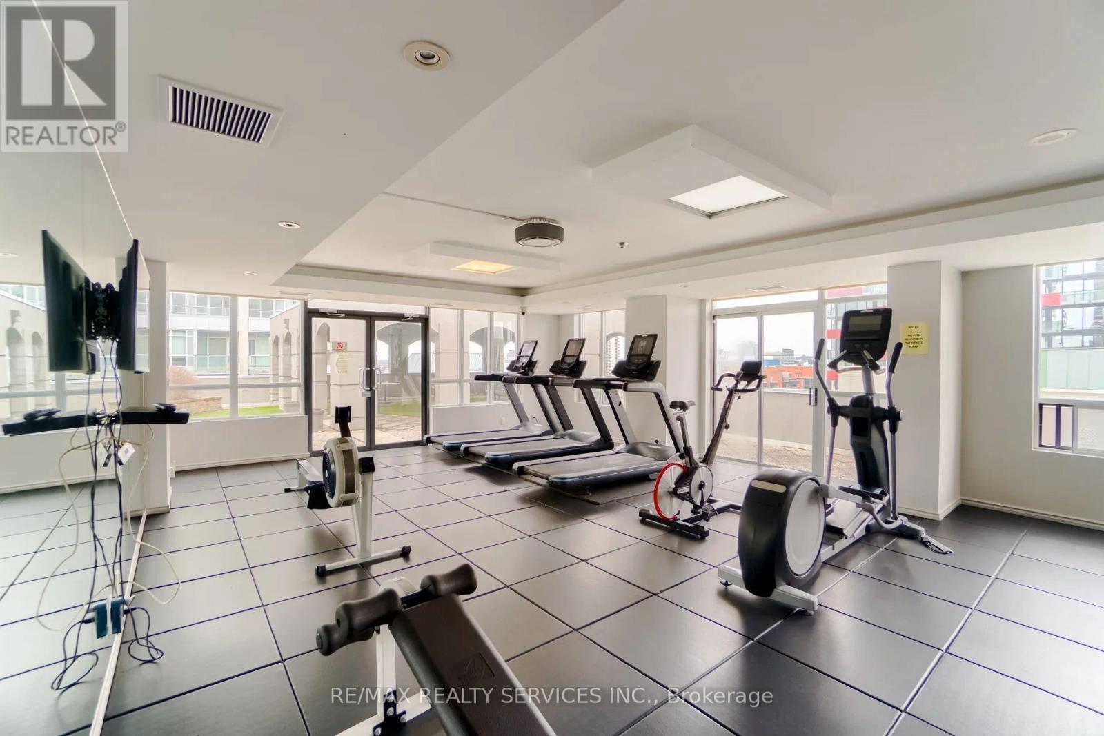 1012 - 140 Simcoe Street, Toronto, ON - Indoor Photo Showing Gym Room