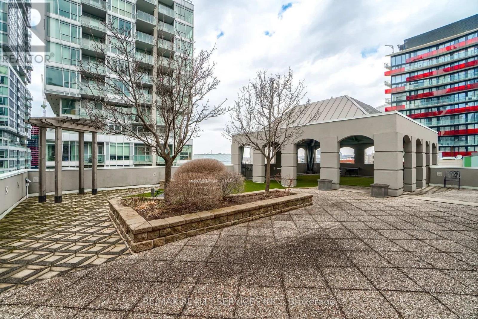 1012 - 140 Simcoe Street, Toronto, ON - Outdoor