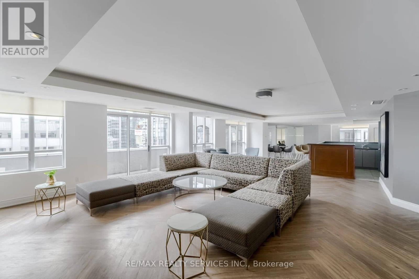 1012 - 140 Simcoe Street, Toronto, ON - Indoor Photo Showing Living Room