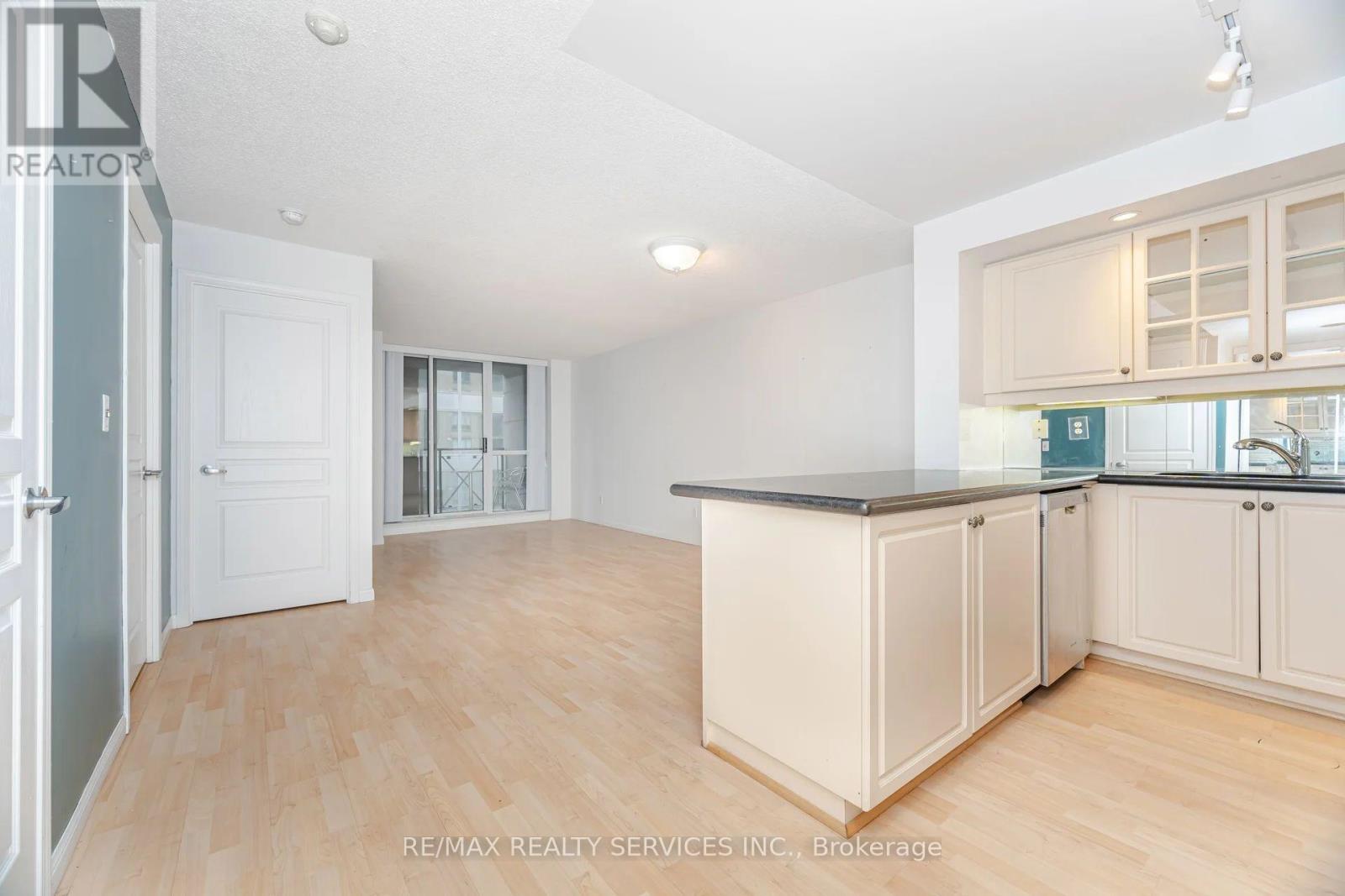1012 - 140 Simcoe Street, Toronto, ON - Indoor Photo Showing Kitchen