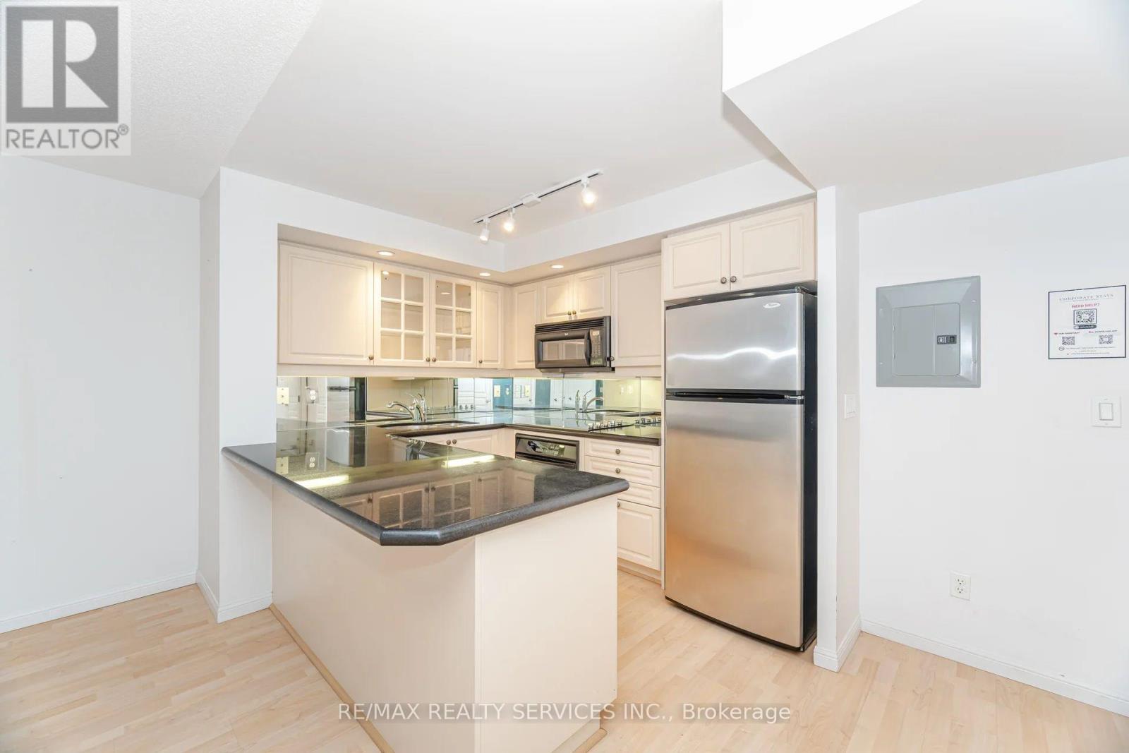 1012 - 140 Simcoe Street, Toronto, ON - Indoor Photo Showing Kitchen