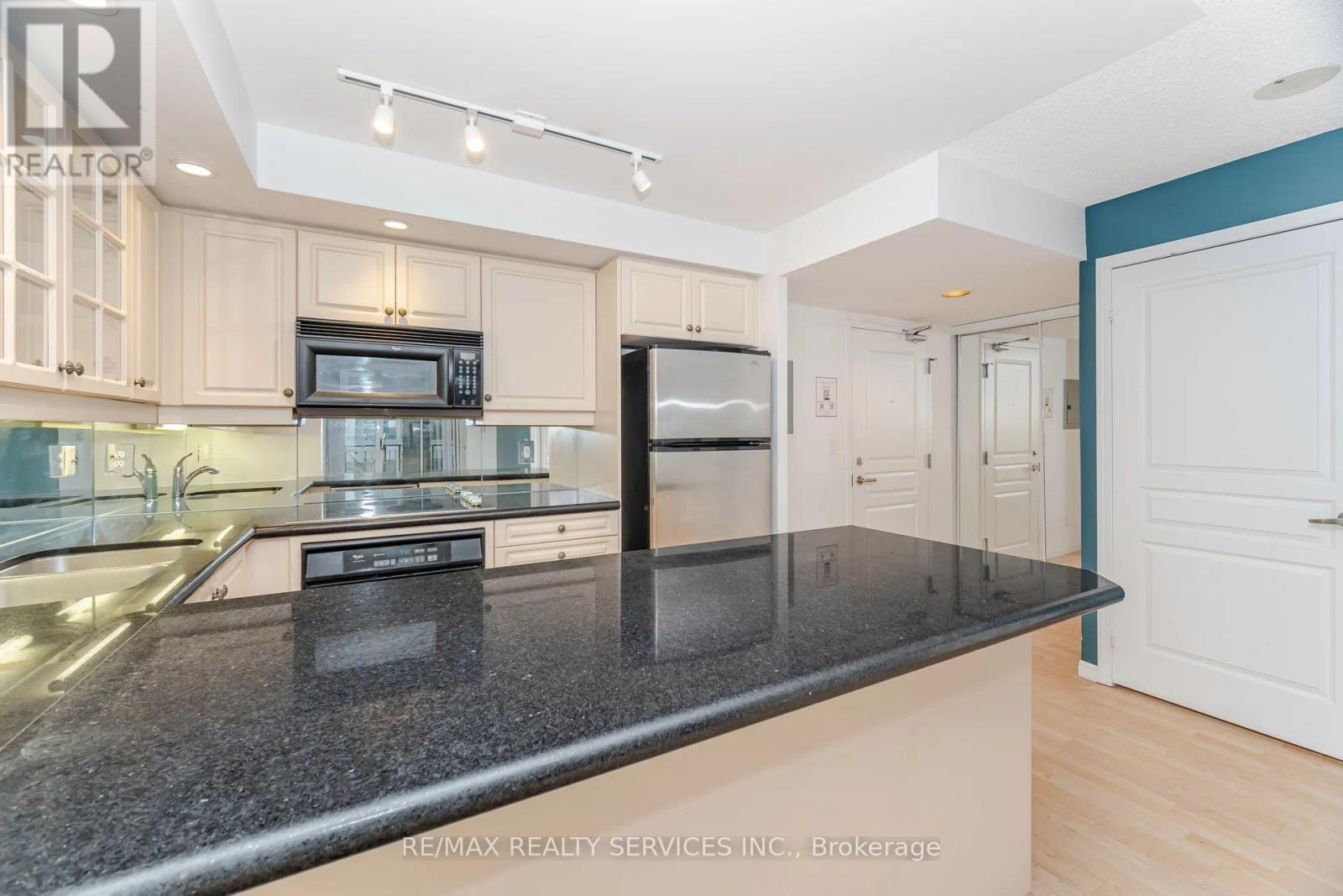 1012 - 140 Simcoe Street, Toronto, ON - Indoor Photo Showing Kitchen