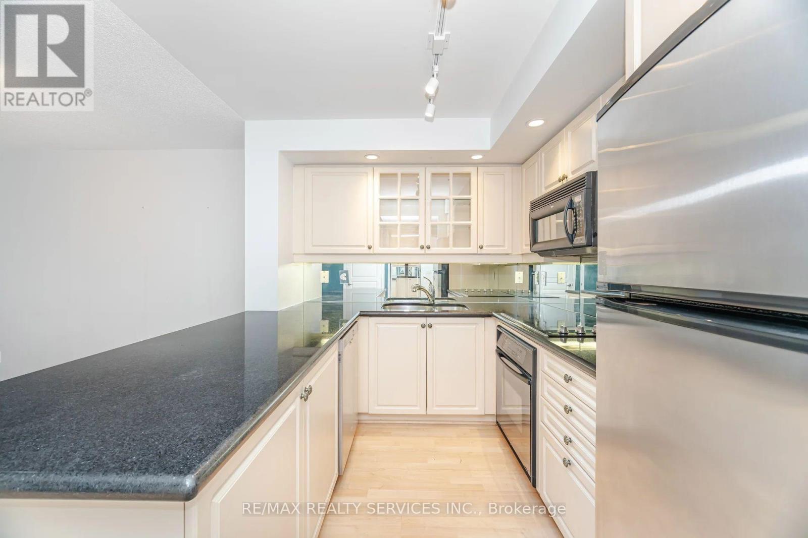 1012 - 140 Simcoe Street, Toronto, ON - Indoor Photo Showing Kitchen With Upgraded Kitchen