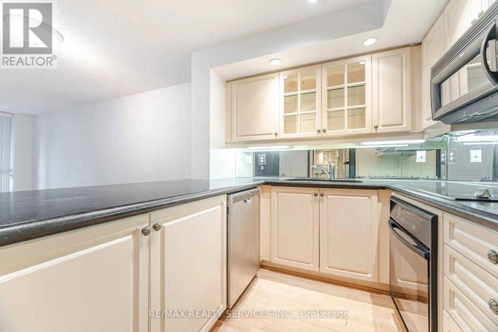 1012 - 140 Simcoe Street, Toronto, ON - Indoor Photo Showing Kitchen