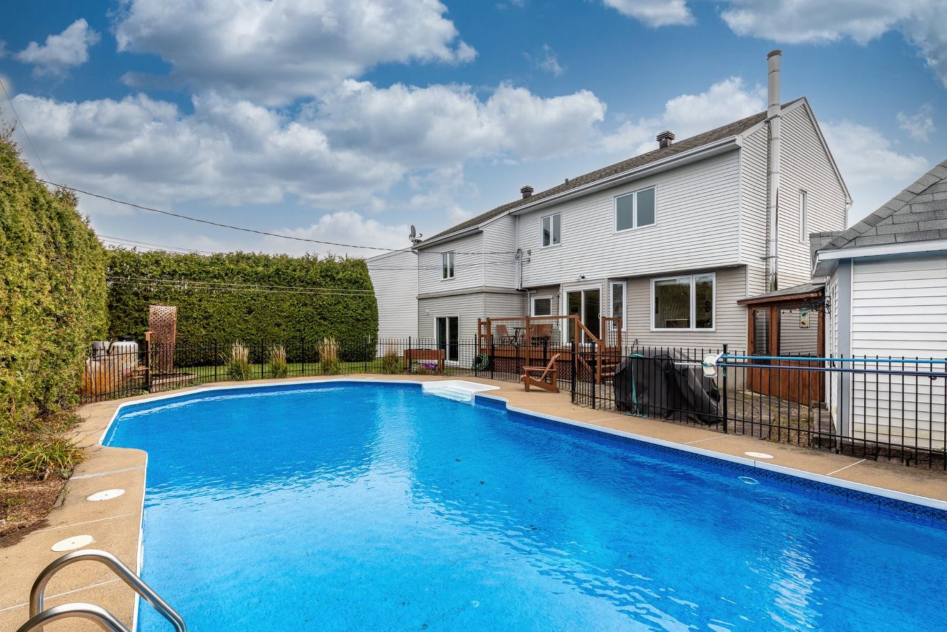 Back facade - 83 Rue Antoine-Quiriac, Saint-Jean-Sur-Richelieu, QC - Outdoor With In Ground Pool